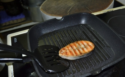 1. Этап. Красная рыба на сковороде: 2. Разогреваем сковороду-гриль, и выкладываем рыбу вместе с остатками маринада.