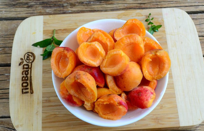 1. Этап. Абрикосовый джем с апельсином на зиму: Абрикосы переберите и промойте, разделите на половинки и удалите косточки.