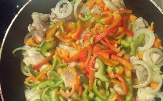 1. Этап. Тушеное мясо по-мексикански: Нарезаем четвертинками болгарский перец. Добавляем на сковороду, перемешиваем. Заливаем все водой так, чтобы она была на 1 см выше содержимого. Тушим под крышкой 35 минут, помешивая.