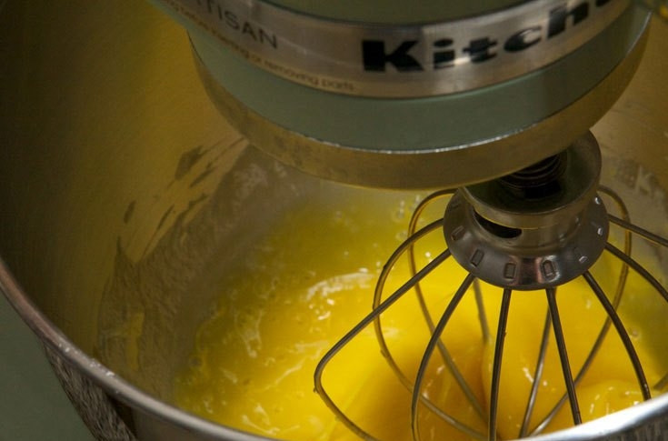 1. Этап. Простой Сметанник: Сливочное масло растопите, добавьте яйца и взбейте блендером до пышности.