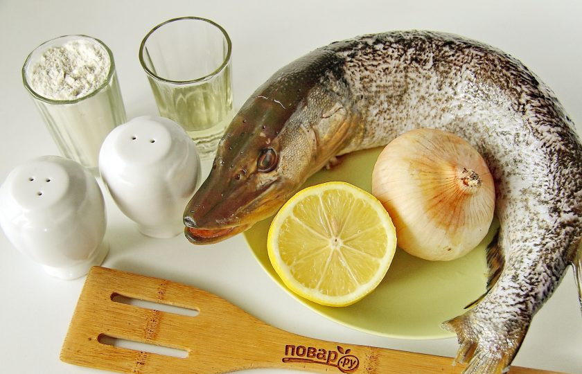 1. Этап. Щука жареная с луком: Подготовьте все ингредиенты.