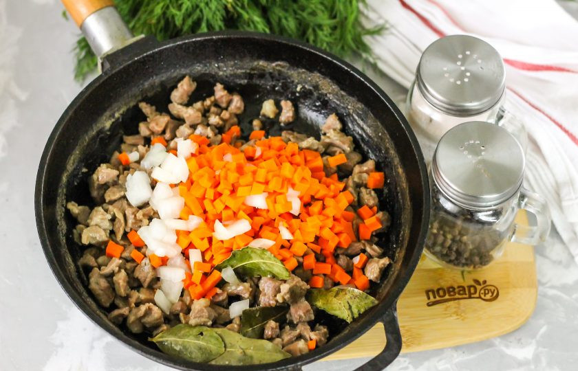 1. Этап. Фаршированные гогошары: Высыпьте овощные нарезки на сковороду.