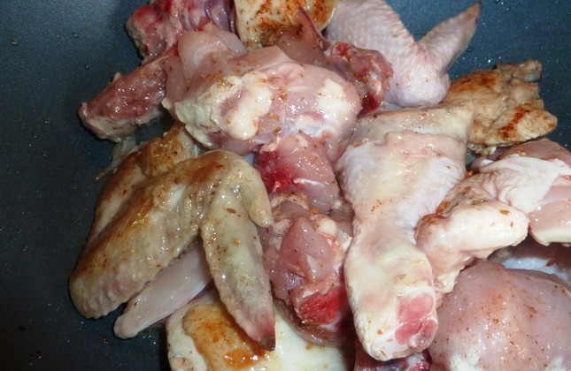 1. Этап. Курица, тушенная в казане: Замаринованную птицу достаньте из холодильника. Слейте жидкость, обсушите кусочки мяса бумажными полотенцами. Разогрейте бараний жир на сковороде. Обжаривать курицу с каждой стороны по десять минут на сильном огне.