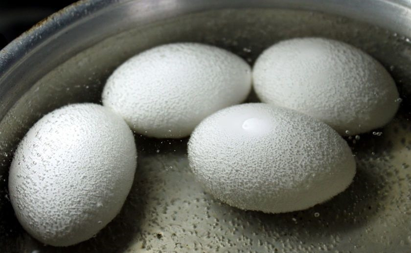 1. Этап. Салат из яиц и кукурузы: 1. Яйца мою, кладу в холодную воду и отвариваю до готовности, затем перекладываю в холодную воду и остужаю.