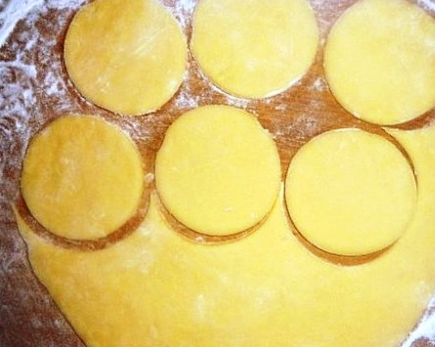 1. Этап. Творожное тесто для вареников: Раскатайте тесто, вырежьте из него кружочки. Выложите на них начинку. Защипните края теста, отварите вареники в кипящей воде до готовности.