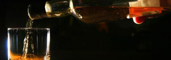 1. Этап. Классический старомодный коктейль: Влейте в стакан виски, сироп, воду и настойку трав. Хорошенько перемешайте ложечкой или соломинкой для коктейля