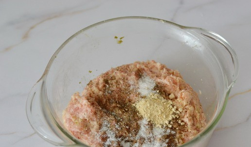 1. Этап. Свиные котлеты в томатной подливке: В получившийся фарш добавьте соль, перец и чесночный порошок. Тщательно вымесите фарш руками и несколько раз отбейте.