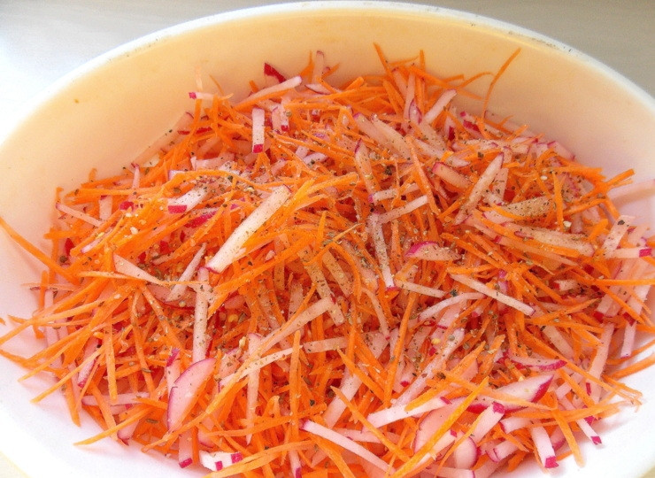 1. Этап. Салат с редисом по-корейски: Перемешайте, добавьте перец, кориандр, тертый чеснок и лимонный сок. Еще раз перемешайте.