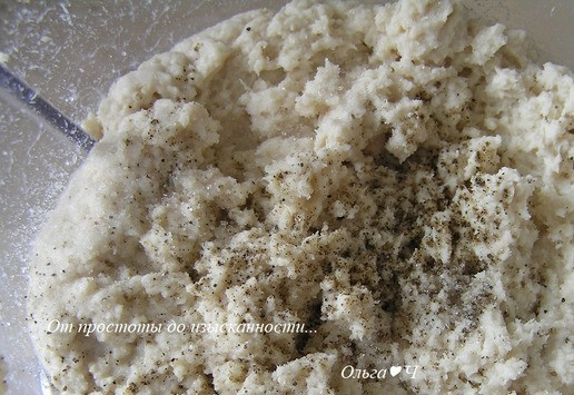 1. Этап. Торт-мусс с курицей и шпинатом: Для мусса из курицы с морковью. Листы желатина замочите в холодной воде на 8-10 минут. Бульон процедите, морковь нарежьте кубиками. Куриные грудки измельчите в блендере, влейте горячий бульон с распущенным в нем желатином, посолите, поперчите, перемешайте.