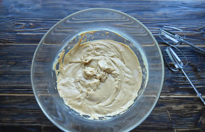 1. Этап. Торт Рождественское полено: Взбейте миксером сливочное масло с вареной сгущенкой.