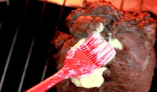 1. Этап. Рождественская пячиста из индейки: Добавить температуру до 220 С, слить сок из противня (если есть), противень вернуть в духовку, смазать соком мясо, перевернуть, смазать еще раз топленым маслом и поставить в середину духовки допекаться до румяной корочки примерно 15 минут.