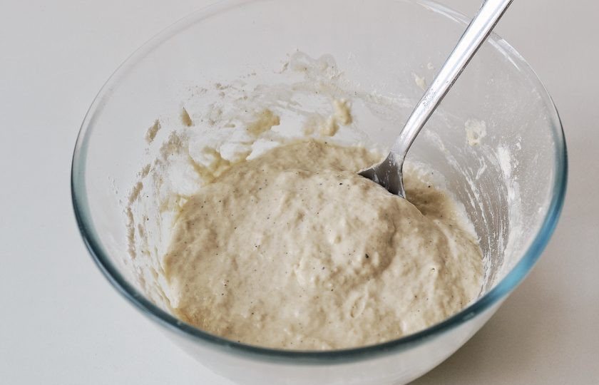 1. Этап. Вафли из брокколи: Следом добавьте воду и растительное масло. Перемешайте до однородной консистенции.