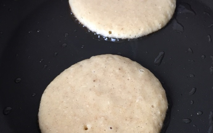 1. Этап. Оладьи с бананами: 2. Разогрейте сковороду с растительным маслом, выложите ложкой тесто и обжаривайте с одной и другой стороны до золотистой корочки.