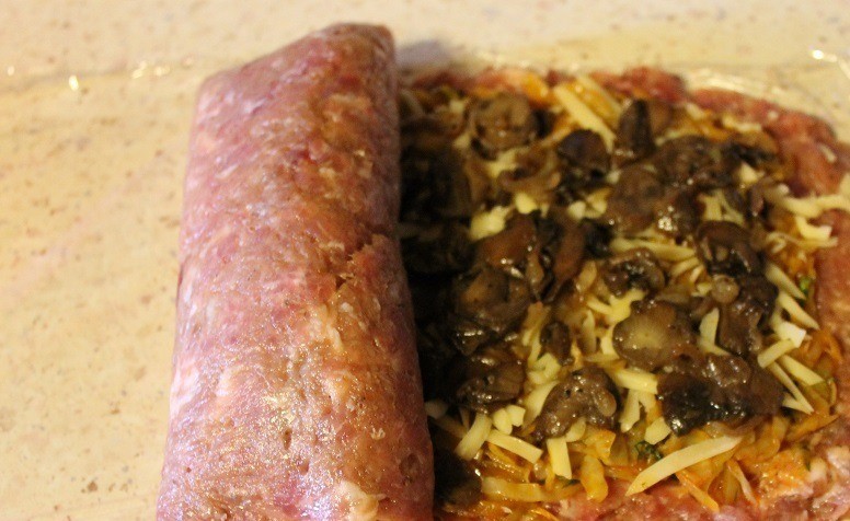 1. Stage. Meatloaf roll with cabbage: Use clingfilm to roll up the short side of the roll. Grease the top with egg white.