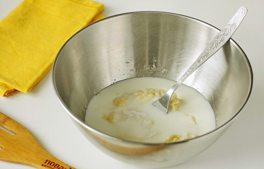 1. Этап. Лимонное печенье на кефире: Добавьте кефир, соль и соду.