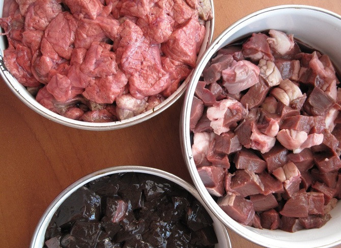 1. Этап. Куурдак из легких: Все субпродукты нарезаем мелкими кубиками. Также мелко нарезаем сало и лук.