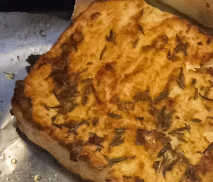 1. Этап. Печёная фета с ананасной сальсой: Разогреть духовку до 200С. Выложить блок феты на пекарскую бумагу или фольгу, полить оливковым маслом, равномерно посыпать тимьяном и 1/2 чайной ложки перца красного жгучего. Запекать 25 минут.