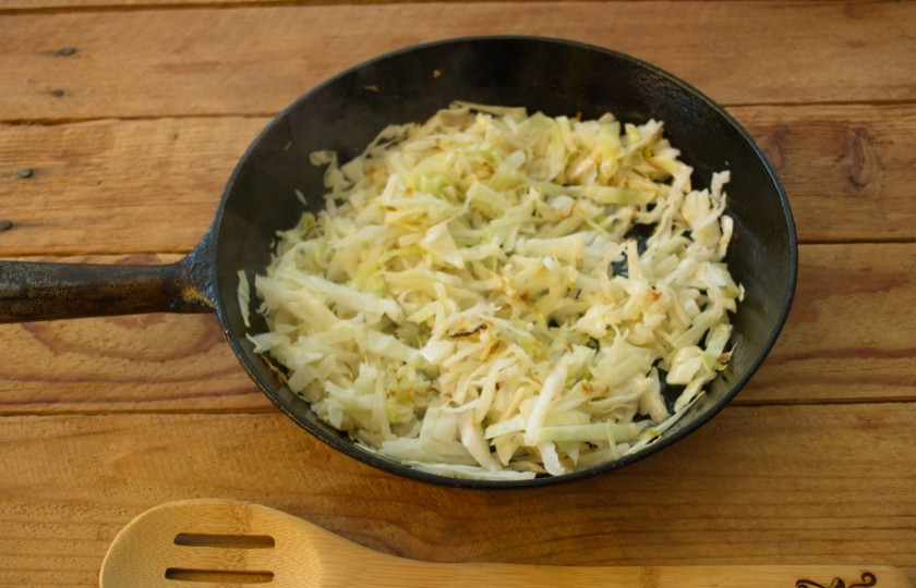 1. Этап. Борщ куриный: На другой сковороде обжарьте на растительном масле капусту. Просто тушим на масле нашинкованную капусту до едва заметного румянца.