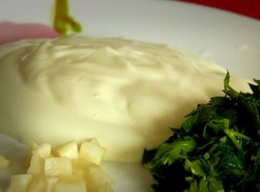 1. Этап. Свекольные котлеты на пару: Пока готовятся котлеты, советую приготовить очень простой, но вкусный соус: сметану смешайте с зеленью измельченной (это может быть петрушка и укроп), добавьте чеснок мелко порезанный, все взбейте в блендере или просто перемешайте.