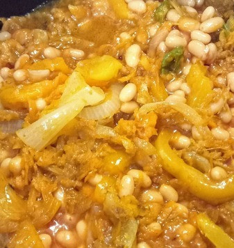 1. Этап. Чакалака: В конце приготовления в кастрюлю добавить варёную фасоль и воду. Варить финальные две минуты. Затем убрать с плиты.