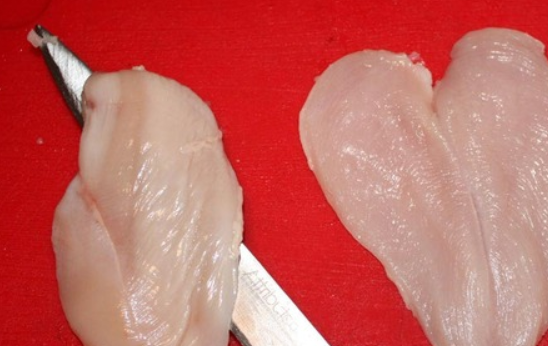 1. Этап. Куриные грудки с ананасом: Куриные грудки промойте и обсушите, ножом вырезаем из грудок 