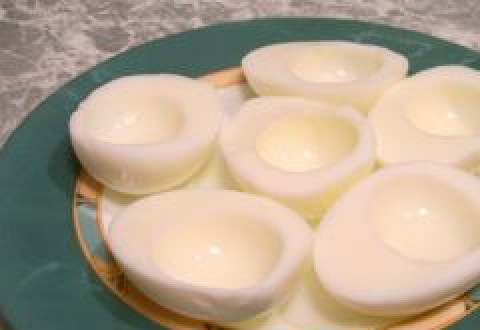 1. Этап. Яйца, фаршированные семгой: Яйца отварите, обдайте холодной водой, очистите и разрежьте на половинки.