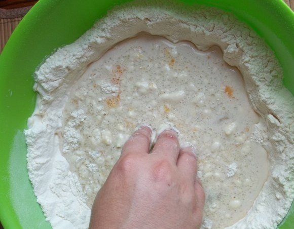 1. Этап. Хачапури по-гурийски: Разогрейте молоко. Добавьте в него муку, одно сырое яйцо, сахар, сливочное масло и сухие дрожжи, разведённые в воде.