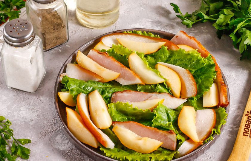 1. Этап. Салат с грушей и беконом: Бекон нарежьте лентами и выложите между грушевой нарезки на тарелку.