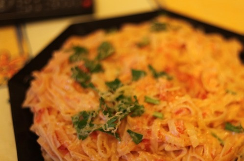 1. Этап. Паста со сливочным соусом: Все готово! Присыпьте пасту тертым сыром и подавайте к столу. Приятного аппетита!