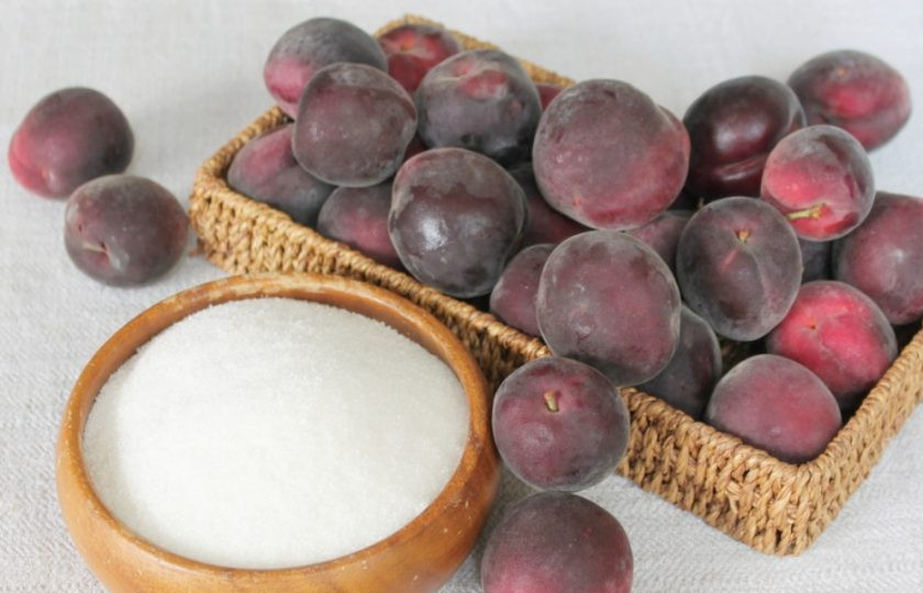 1. Этап. Абрикос Черный принц в собственном соку: Подготовим ингредиенты. Черные абрикосы выбираем спелые, но плотные.