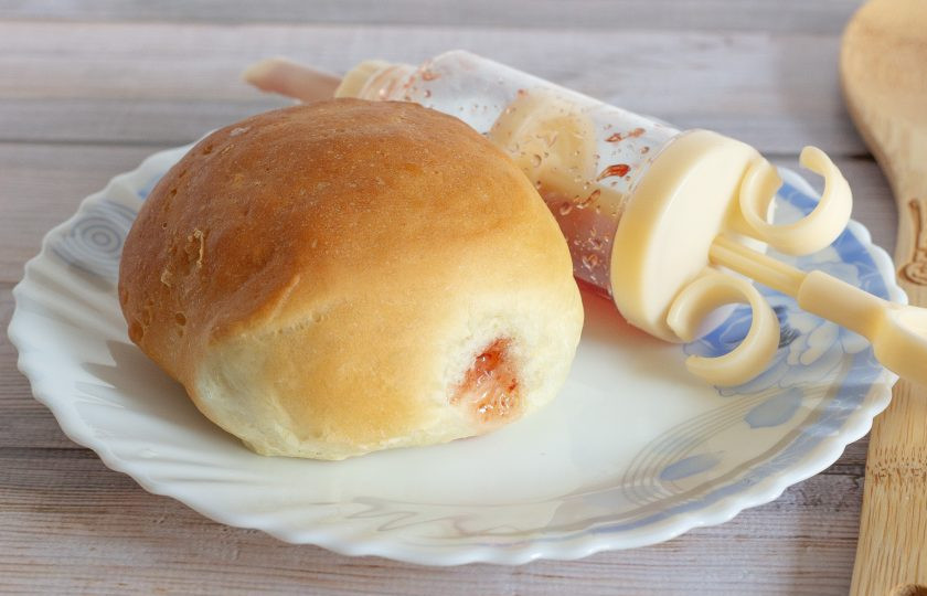 1. Этап. Пончики Суфганиет: И с помощью кондитерского шприца начините любым джемом.