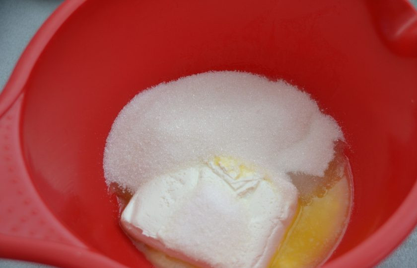 1. Этап. Творожный пирог с ежевикой: В емкость для замешивания теста выложите творог, размягченное сливочное масло, сахар (150 грамм), пакетик ванильного сахара, щепотку соли.