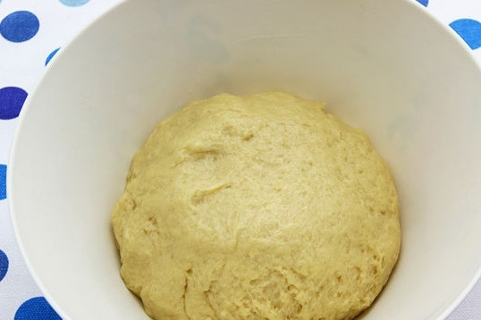 1. Этап. Пирожки с сыром Фета: 5. Замесите тесто. Оно не должно липнуть к рукам. Если липнет, добавьте муки.