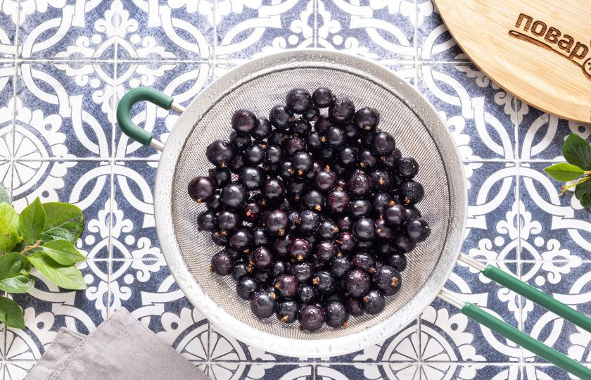 1. Этап. Черная смородина с агар-агаром на зиму: Смородину помойте, переберите и обсушите.