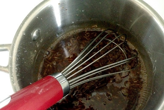 1. Этап. Куриная грудка под соусом Терияки: 1. Начнем с соуса. В небольшой сотейник отправьте крахмал и воду. Перемешайте венчиком до однородности. Добавьте соевый соус, сахар, уксус, измельченный чеснок и имбирь. Поставьте на огонь и доведите до кипения.