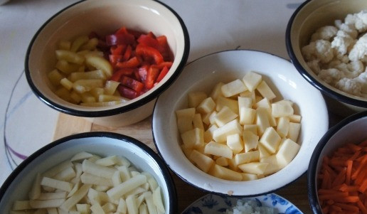 Пряный овощной суп с сырными ньоками 1. Этап. Пряный овощной суп с сырными ньоками: Лук, морковь и сельдерей очистить и нарезать тонкой соломкой, болгарский перец - толстой соломкой, картофель - брусочками. Капусту разобрать на мелкие соцветия. Патиссон нарезать небольшими кубиками, лук измельчить. Чеснок мелко изрубить.