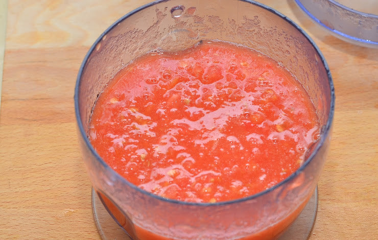 1. Этап. Минестроне с беконом: Выкладываем помидоры в чашу блендера и измельчаем до состояния кашицы.