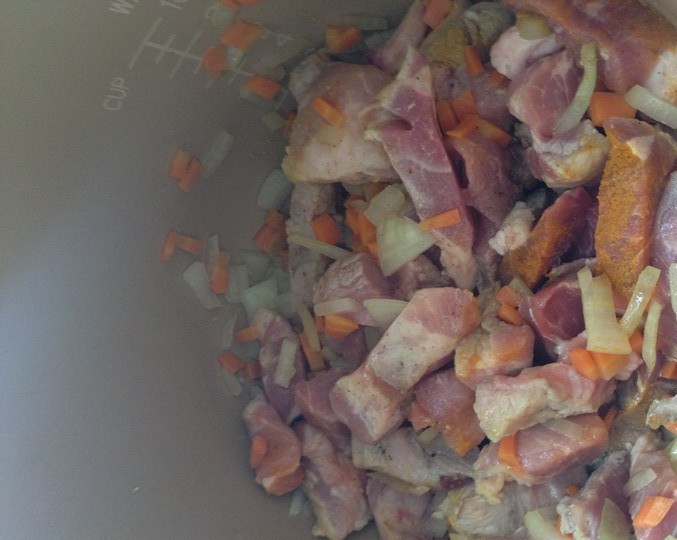 1. Этап. Харчо из курицы в мультиварке: Когда они станут золотистого цвета, добавляем мясо. Обжариваем еще минут 7.