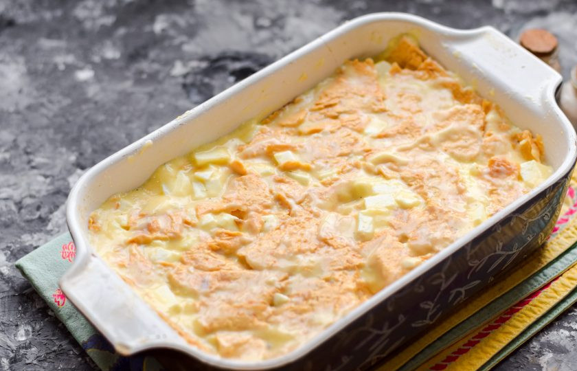 1. Этап. Запеканка с адыгейским сыром: Форму для духовки смажьте маслом, выложите всю смесь и отправьте в духовку. Готовьте запеканку в течение 25 минут при температуре 180 градусов.