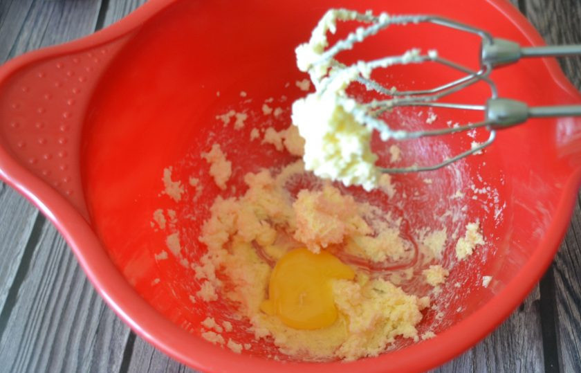 1. Этап. Грушевый пирог с карамельной заливкой: Добавьте 50 грамм размягченного сливочного масла, взбейте массу.