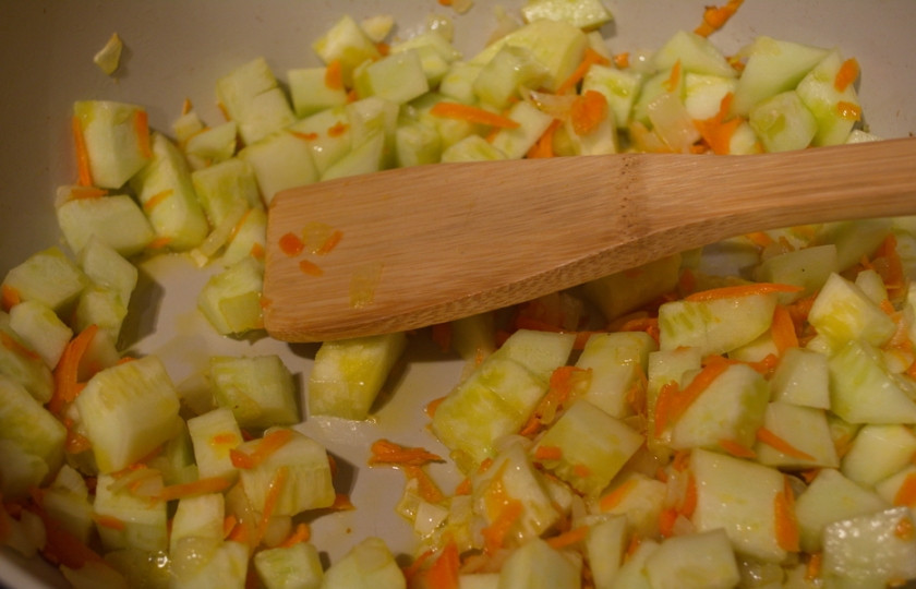 1. Этап. Рагу из баклажанов вкусное: Добавляем кабачки и синенькие.