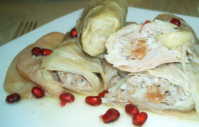 1. Этап. Долма из капусты: Добавляем немного воды и заливаем все в кастрюлю с долмой. Теперь можно начинать тушить на среднем огне течение 30 минут. Предварительно накрываем кастрюлю с долмой крышкой.