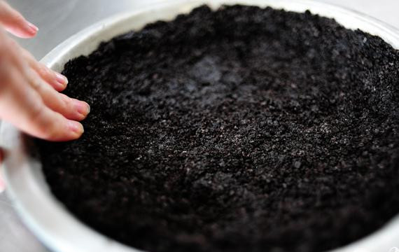 1. Этап. Кремовый торт с малиной: Хорошенько перемешайте и положите смесь в форму для выпечки. Выпекайте корж в течении 3-4 минут. Достаньте из духовки и полностью остудите.