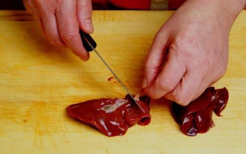 1. Этап. Пирог с куриной печенью: Обрабатываем куриную печенку - удаляем все поджилки и пленочки, моем, нарезаем на небольшие кусочки.