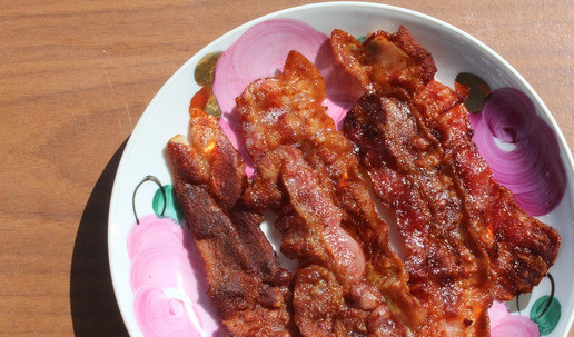 1. Этап. Картофельный салат: Бекон обжарить с двух сторон до хруста. Я выкладываю полоски бекона на сухую и холодную сковороду и делаю средний огонь. Готовлю с двух сторон до хруста. Готовые полоски слегка промокнуть от лишнего жира бумажным полотенцем.