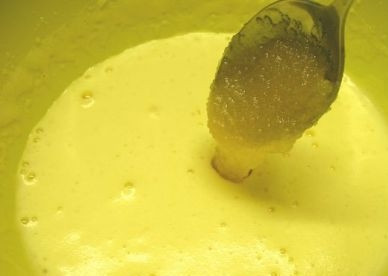 1. Этап. Медовый торт простой: Продолжая взбивать, добавляем по одной ложке меда. После каждого добавления взбиваем.