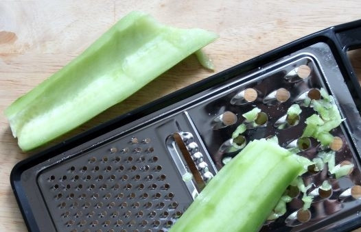 1. Этап. Куриный салат с черносливом и грибами: 4. Огурцы очистите и удалите сердцевину с семенами. Натрите мякоть на терке крупной.