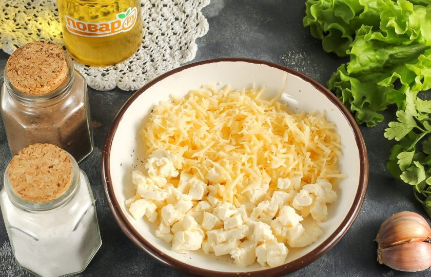 1. Этап. Сырный суп с пельменями: Плавленый сыр нарежьте мелкими кубиками, а твердый сыр натрите на терке. Можно натереть и плавленый, если его предварительно подморозить.