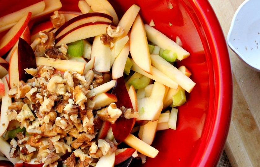 1. Этап. Салат из свежих яблок: Добавляем измельченные грецкие орехи.