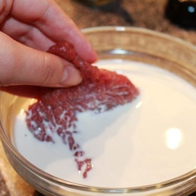 1. Этап. Говяжьи отбивные с чесноком: Отбивные кладем в сливки и отправляем в холодильник минут на 20.